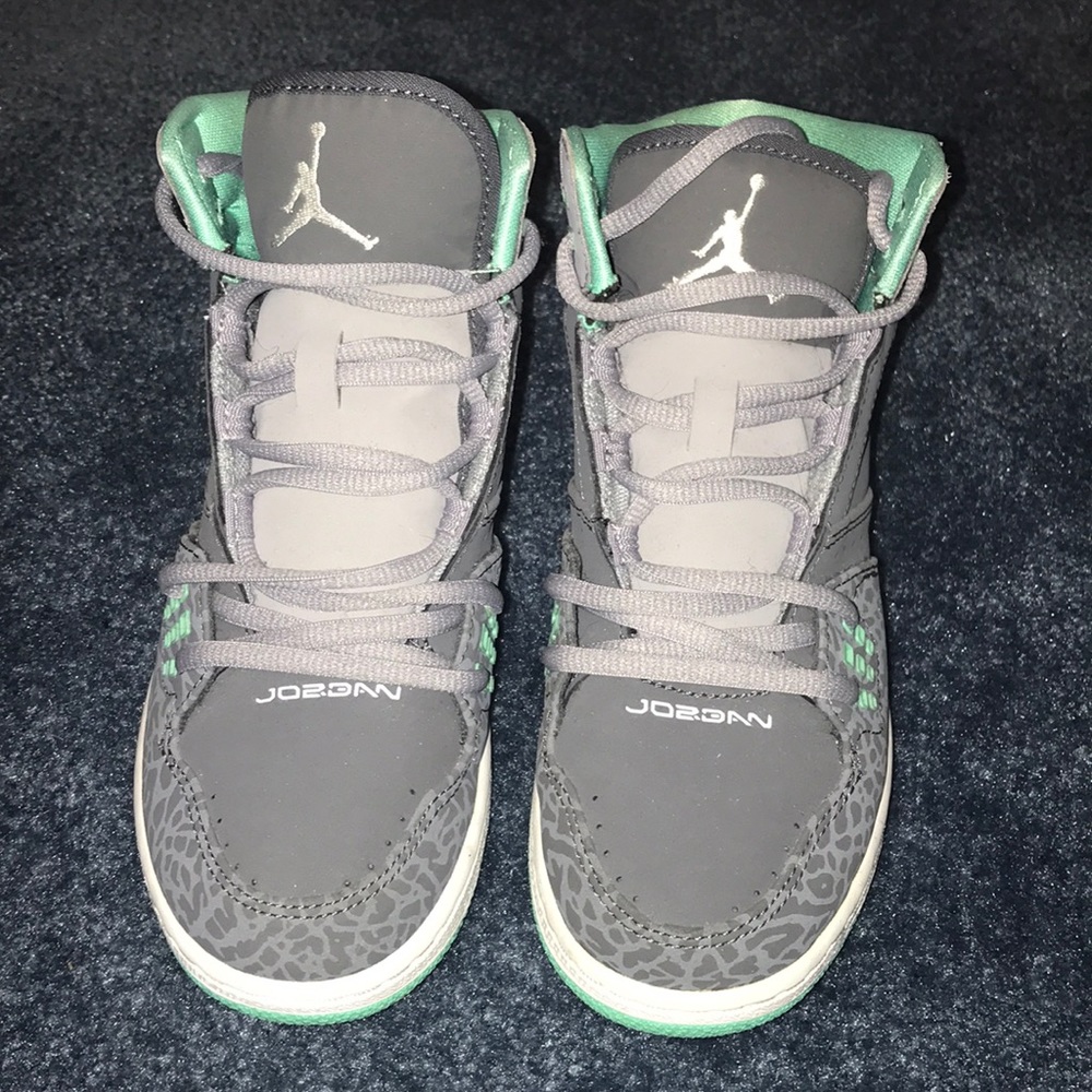 Boys size 4Y Jordan’s.